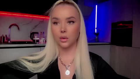 Snapshot of blond_diamond chatting on December 2024 04:33:02 AM Lana online show from December 2024 04:33:02 AM