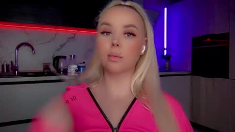 Snapshot of blond_diamond chatting on January 2025 07:28:01 AM Lana online show from January 2025 07:28:01 AM