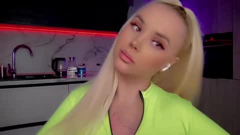 Snapshot of blond_diamond chatting on January 2025 04:35:01 PM Lana online show from January 2025 04:35:01 PM