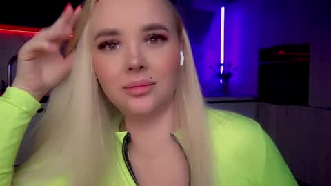 Snapshot of blond_diamond chatting on February 2025 07:29:02 AM Lana online show from February 2025 07:29:02 AM