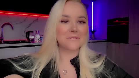 Snapshot of blond_diamond chatting on February 2025 06:24:02 PM Lana online show from February 2025 06:24:02 PM