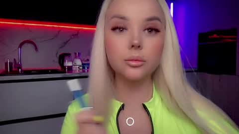 Snapshot of blond_diamond chatting on February 2025 01:44:02 AM Lana online show from February 2025 01:44:02 AM