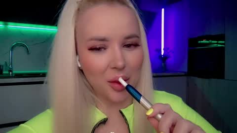 Snapshot of blond_diamond chatting on February 2025 04:51:02 AM Lana online show from February 2025 04:51:02 AM