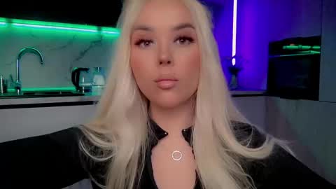 Snapshot of blond_diamond chatting on February 2025 11:58:02 PM Lana online show from February 2025 11:58:02 PM