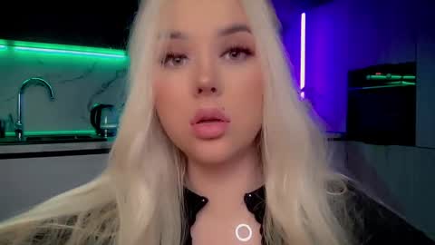 Snapshot of blond_diamond chatting on February 2025 03:02:01 AM Lana online show from February 2025 03:02:01 AM