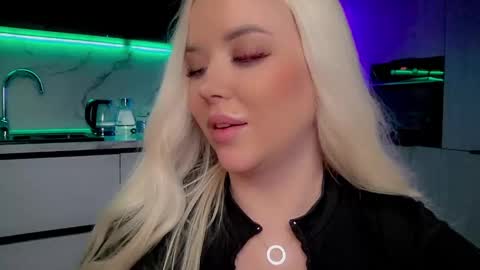 Snapshot of blond_diamond chatting on February 2025 06:05:02 AM Lana online show from February 2025 06:05:02 AM