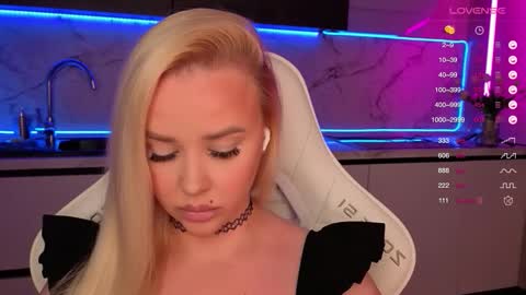 Snapshot of blond_diamond chatting on September 2025 09:03:02 PM Lana online show from September 2025 09:03:02 PM