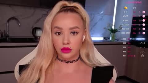 Snapshot of blond_diamond chatting on September 2025 09:22:01 AM Lana online show from September 2025 09:22:01 AM