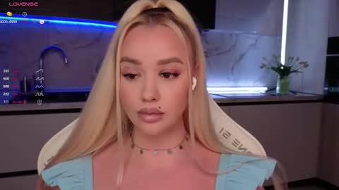 Snapshot of blond_diamond chatting on September 2025 08:37:02 AM Lana online show from September 2025 08:37:02 AM