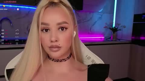Snapshot of blond_diamond chatting on September 2025 11:57:01 AM Lana online show from September 2025 11:57:01 AM