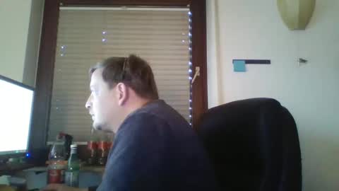 Snapshot of blonde32m chatting on December 2024 02:33:02 PM blonde32m online show from December 2024 02:33:02 PM