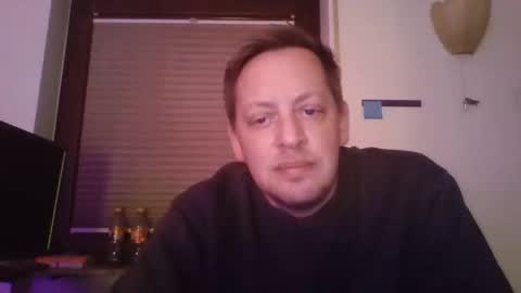 Snapshot of blonde32m chatting on December 2024 04:51:01 PM blonde32m online show from December 2024 04:51:01 PM