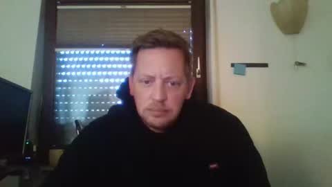 Snapshot of blonde32m chatting on September 2025 05:28:02 AM blonde32m online show from September 2025 05:28:02 AM