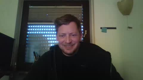 Snapshot of blonde32m chatting on October 2025 05:28:01 AM blonde32m online show from October 2025 05:28:01 AM