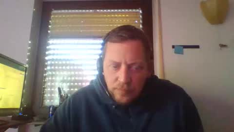 Snapshot of blonde32m chatting on November 2025 02:18:01 PM blonde32m online show from November 2025 02:18:01 PM