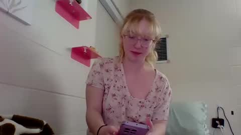 Snapshot of blonde_katie chatting on January 2025 10:11:02 PM Katie online show from January 2025 10:11:02 PM