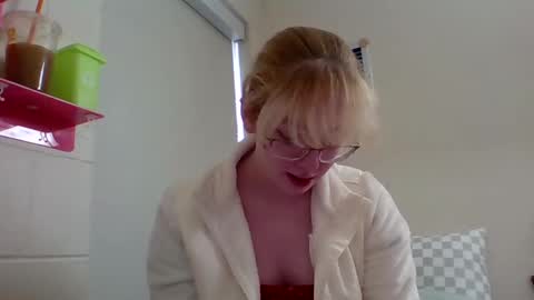 Snapshot of blonde_katie chatting on February 2025 05:57:01 PM Katie online show from February 2025 05:57:01 PM