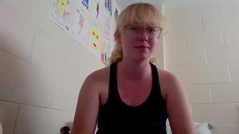 Snapshot of blonde_katie chatting on September 2025 12:27:02 AM Katie online show from September 2025 12:27:02 AM
