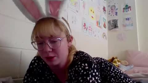Snapshot of blonde_katie chatting on April 2026 08:28:02 PM Katie online show from April 2026 08:28:02 PM