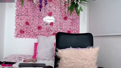 Snapshot of blonde_squirt_ chatting on February 2025 04:06:01 AM blonde_squirt_ online show from February 2025 04:06:01 AM