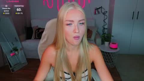 Snapshot of blonde_vibe chatting on July 2026 02:40:02 PM Nessa online show from July 2026 02:40:02 PM