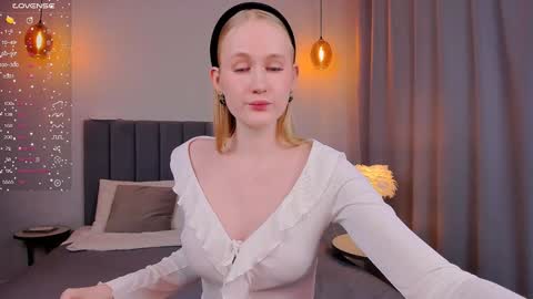 Snapshot of blondiemermaid chatting on February 2025 04:25:01 PM Mia online show from February 2025 04:25:01 PM