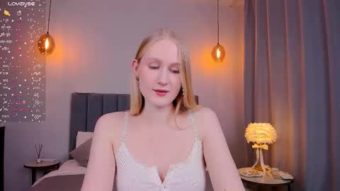 Snapshot of blondiemermaid chatting on February 2025 04:40:01 PM Mia online show from February 2025 04:40:01 PM