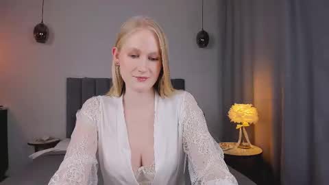 Snapshot of blondiemermaid chatting on February 2025 03:03:02 PM Mia online show from February 2025 03:03:02 PM