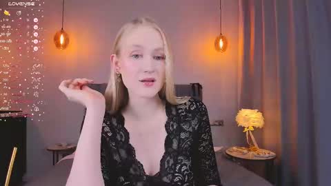 Snapshot of blondiemermaid chatting on February 2025 07:35:02 PM Mia online show from February 2025 07:35:02 PM