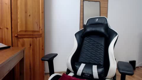 Snapshot of blondyelena chatting on January 2025 08:41:01 AM blondyelena online show from January 2025 08:41:01 AM