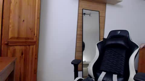 Snapshot of blondyelena chatting on March 2025 09:03:02 AM blondyelena online show from March 2025 09:03:02 AM