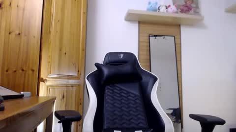 Snapshot of blondyelena chatting on October 2025 07:29:01 AM blondyelena online show from October 2025 07:29:01 AM