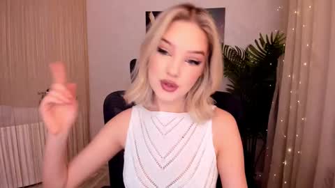 Sophia online show from February 2025 07:49:01 PM