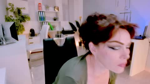 Snapshot of bluediamondsdreams chatting on June 2026 10:04:02 PM bluediamondsdreams online show from June 2026 10:04:02 PM