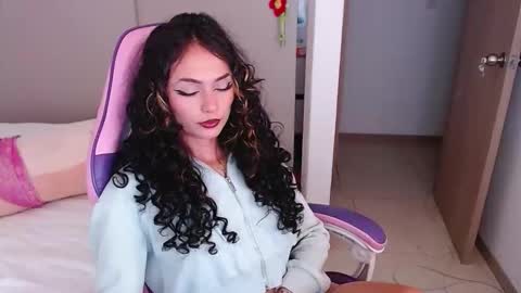 Snapshot of bluee_v chatting on June 2026 01:39:01 AM Im Abril .. Nice to meet you thumb up me please its important INDEPENDENT MODEL online show from June 2026 01:39:01 AM