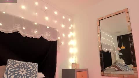 Snapshot of bonniecute_ chatting on October 2025 01:29:01 AM online show from October 2025 01:29:01 AM