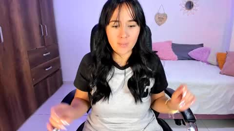 sofia  online show from December 2025 05:53:01 PM