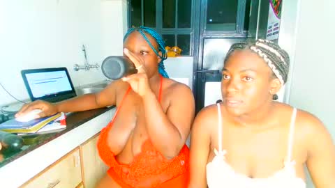 Snapshot of bootylicious_1_ chatting on February 2025 09:18:01 PM vee online show from February 2025 09:18:01 PM