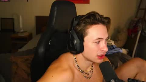 Snapshot of brentonverde chatting on December 2024 12:25:01 AM brentonverde online show from December 2024 12:25:01 AM