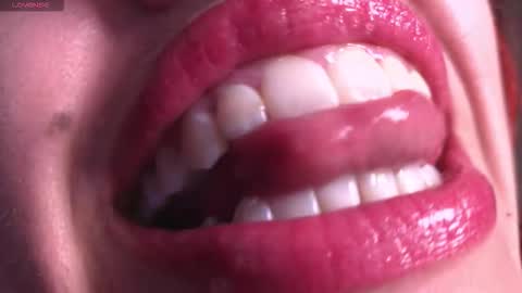 Snapshot of bri_von_dhara_ chatting on November 2025 05:28:02 PM Bri online show from November 2025 05:28:02 PM