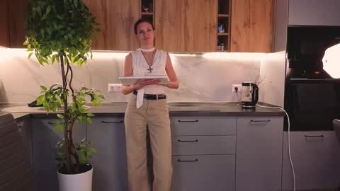 Snapshot of britneyswiss chatting on March 2026 07:42:01 PM my name is Britney Im 18 years old I love to draw and want to learn to dance online show from March 2026 07:42:01 PM