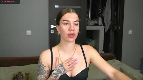 Snapshot of brunette_from_the_moon chatting on April 2026 09:53:02 PM Alice online show from April 2026 09:53:02 PM