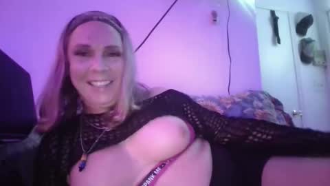 Snapshot of brusedknees4u chatting on December 2025 06:28:01 AM Summer Cumins online show from December 2025 06:28:01 AM