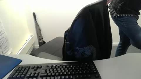 Snapshot of buggemann chatting on December 2025 06:50:01 AM buggemann online show from December 2025 06:50:01 AM