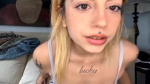 Snapshot of bunnyaliengirl_ chatting on January 2025 06:21:01 PM Bunnyaliengirl online show from January 2025 06:21:01 PM