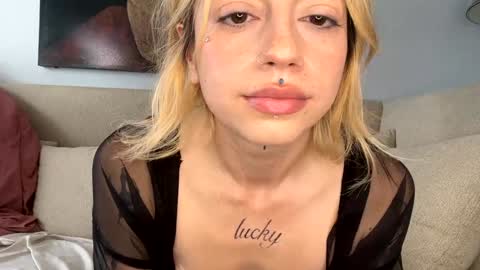 Snapshot of bunnyaliengirl_ chatting on February 2025 10:21:02 PM Bunnyaliengirl online show from February 2025 10:21:02 PM