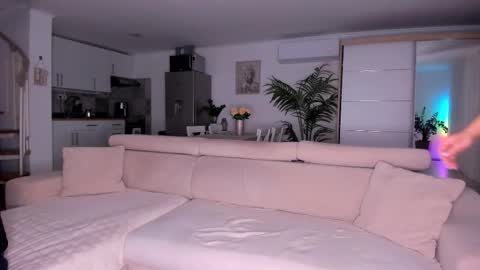 Nicolah  Steven Bond online show from November 2025 07:45:02 PM