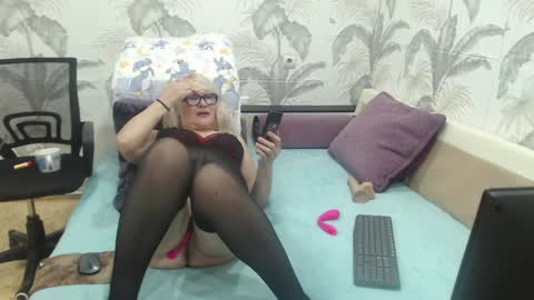 Snapshot of camdiva1 chatting on December 2024 04:01:02 AM CamDiva1 online show from December 2024 04:01:02 AM