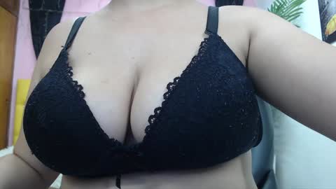 Snapshot of candiapole chatting on December 2024 01:06:01 PM Candy online show from December 2024 01:06:01 PM