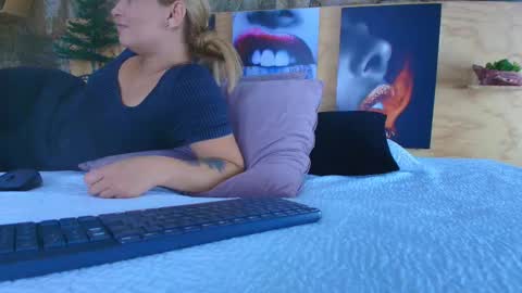 Jolie online show from November 2025 08:07:02 PM